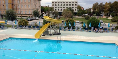 Familienhotel - Garten - Rimini - Pool auch in unsere Badeanlage Bagno Marconi,mit Sonnenschirme Liegen und Open Bar ( Soft Drinks) in unsere All Inclusive & Open Bar & Strand Formel inbegriffen - Club Family Hotel Executive