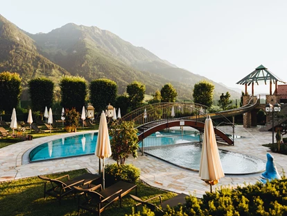 Familienhotel - Babybetreuung - Unterkremsbrücke - großzügiger Naturgarten mit Pool - Hotel Berghof | St. Johann in Salzburg
