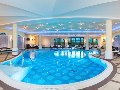 Familienhotel - Pools: Infinity Pool - Einöden - Hallenbad - Hotel Berghof | St. Johann in Salzburg