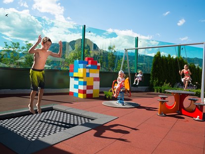 Familienhotel - Pools: Infinity Pool - Einöden - Spielplatz - Hotel Berghof | St. Johann in Salzburg