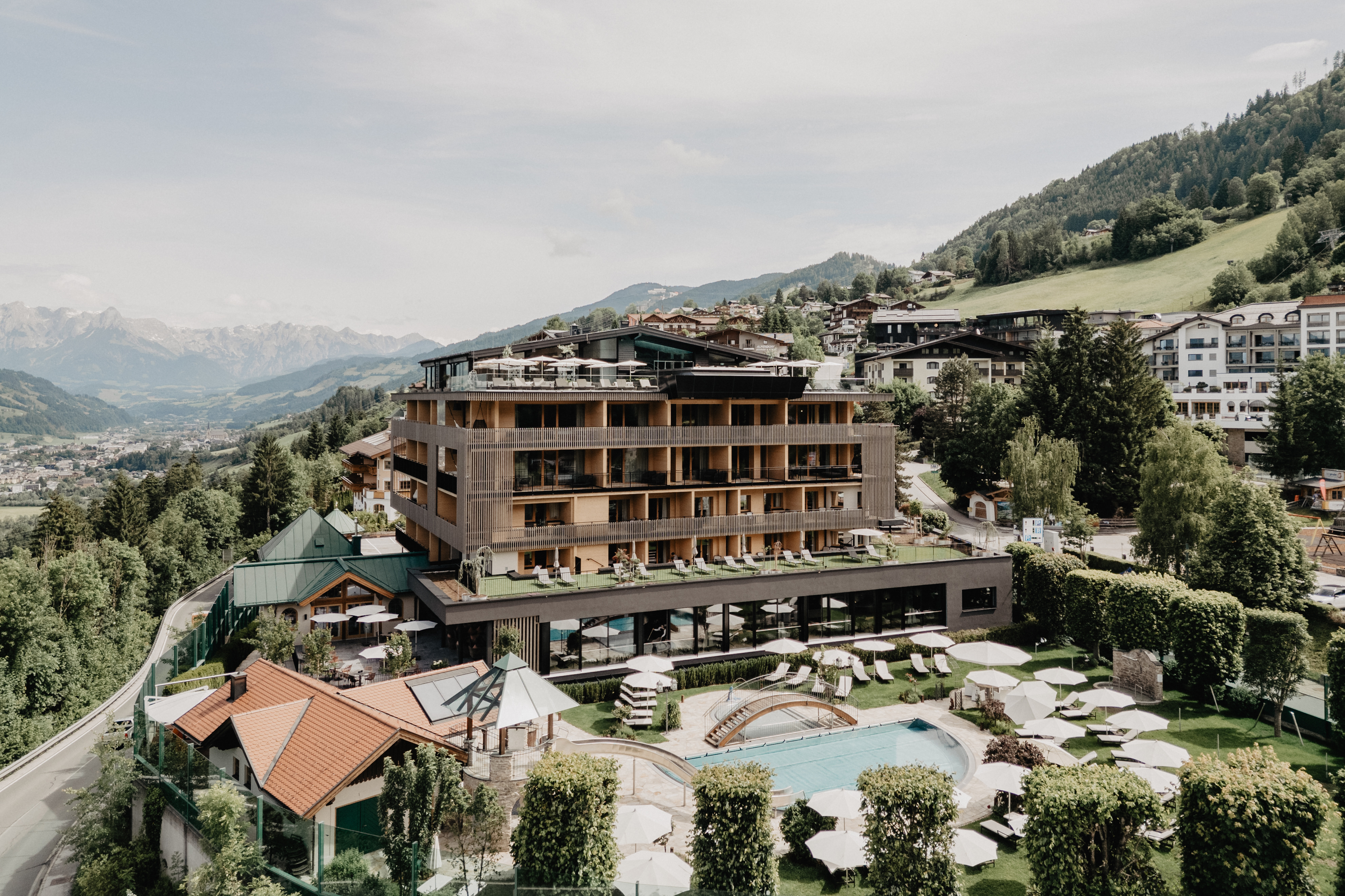 Kinderhotel - Außenansicht Hotel Berghof Sommer - Hotel Berghof | St. Johann in Salzburg