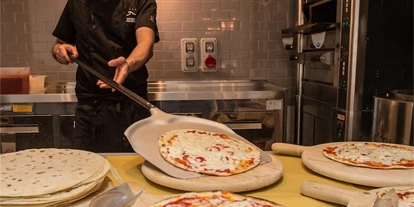 Familienhotel - Köstliche Pizzen werden zubereitet - Europa Monetti LifeStyle & Family Hotel