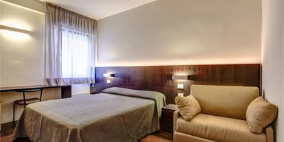 Familienhotel - Spielplatz - Zimmer mit Doppelbett und Couch - Europa Monetti LifeStyle & Family Hotel