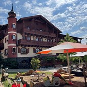 Familienhotel: Außenaufnahme Residenz mit Kleinkindspielplatz und Biergarten - Familotel Der Böhmerwald