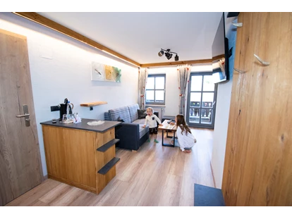 Familienhotel - Kinderbetreuung - Waldmünchen - Wohnzimmer in einer 3 - Raum Suite - Familotel Der Böhmerwald