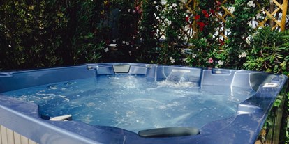 Familienhotel - Pools: Außenpool nicht beheizt - Ascoli Piceno - Whilrpool im Hotelgarten  - Hotel Doge