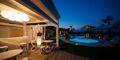 Familienhotel - Pools: Außenpool nicht beheizt - Ascoli Piceno - Unsere Strandpools am Abend - Hotel Doge