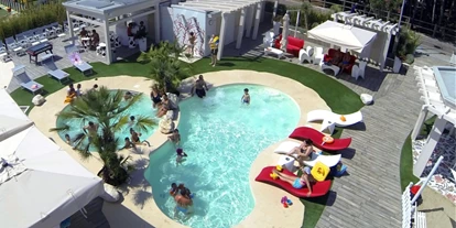 Familienhotel - Ausritte mit Pferden - Italien - Schwimmbad im Privatstrand im Doge Hotel Alba Adriatica 3 Sterne - Hotel Doge