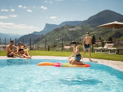 Familienhotel - Pools: Außenpool beheizt - Dimaro - Schwimmbad für die ganze Familie - DAS GRAFENSTEIN Familienresidence & Suiten