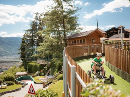 Familienhotel - Umgebungsschwerpunkt: Berg - Trentino-Südtirol - Go Kart Bahn - DAS GRAFENSTEIN Familienresidence & Suiten