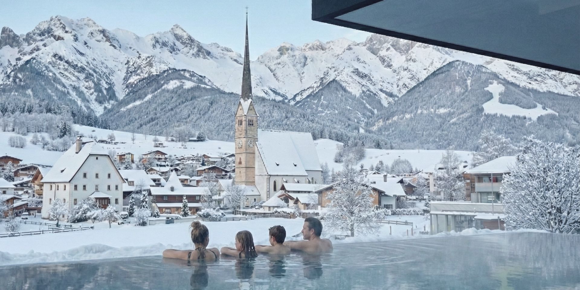 Familienhotel: Familie im Whirlpool vom Familien- und Wellnesshotel die HOCHKÖNIGIN in Maria Alm im Salzburger Land mit Blick auf die verschneiten Berge. - die HOCHKÖNIGIN Mountain Resort