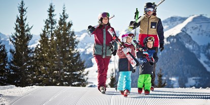 Familienhotel - Hunde: auf Anfrage - PLZ 6370 (Österreich) - Skifahren mit der ganzen Familien in Saalbach Hinterglemm © Mirja Geh - 4****S Hotel Hasenauer