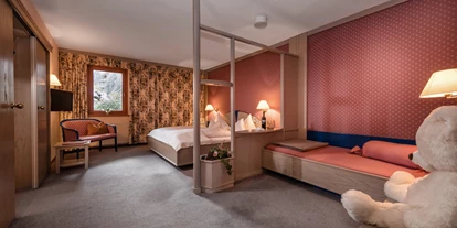 Familienhotel - Garten - Khünburg - Schlafzimmer Grande Suite superieur Sterntaler mit 3 Betten - Hotel St. Oswald