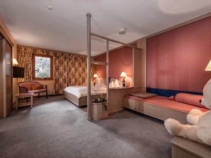 Familienhotel - Pools: Innenpool - Töbring - Schlafzimmer Grande Suite superieur Sterntaler mit 3 Betten - Hotel St. Oswald