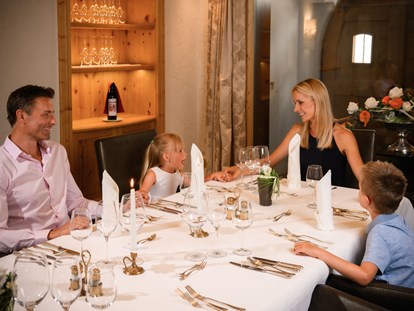 Familienhotel - Verpflegung: alkoholfreie Getränke ganztags inklusive - Ischgl - Speisesaal - Leading Family Hotel Löwe****s