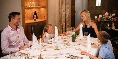 Familienhotel - Einzelzimmer mit Kinderbett - Arzl im Pitztal - Speisesaal - Leading Family Hotel Löwe****s