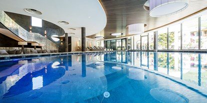 Familienhotel - Garten - Schenna - Indoorhallenbad mit Schwimmschleuse in's Freie  - SONNEN RESORT ****S