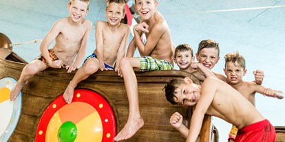 Familienhotel - Hallenbad - Südtirol - Kinderhallenbad mit Piratenschiff und verschiedenen Wasserattraktionen - SONNEN RESORT ****S