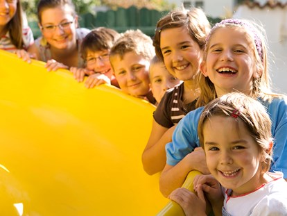Familienhotel - Kinderbetreuung in Altersgruppen - Längenfeld - Kinderrutsche auf dem Abenteuerspielplatz - SONNEN RESORT ****S