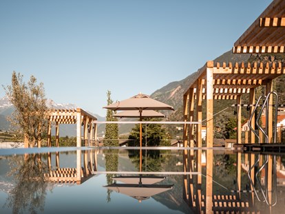 Familienhotel - Pools: Infinity Pool - St. Leonhard (Trentino-Südtirol) - Rooftop-Infinitypool - SONNEN RESORT ****S