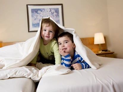 Familienhotel - Suiten mit extra Kinderzimmer - Krebeck - Kinder im Bett - Der WOLFSHOF