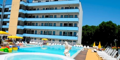 Familienhotel - Spielplatz - Family Aparthotel Costa dei Pini & Dependance - Club Family Hotel Costa dei Pini Cervia