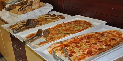Familienhotel - Pizza am Buffet - Club Family Hotel Costa dei Pini Cervia