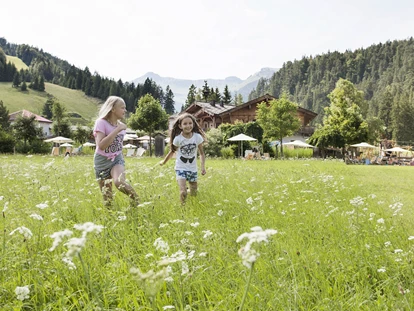 Familienhotel - Umgebungsschwerpunkt: Berg - Schlitters - Kinder auf der Wiese - Familienparadies Sporthotel Achensee****