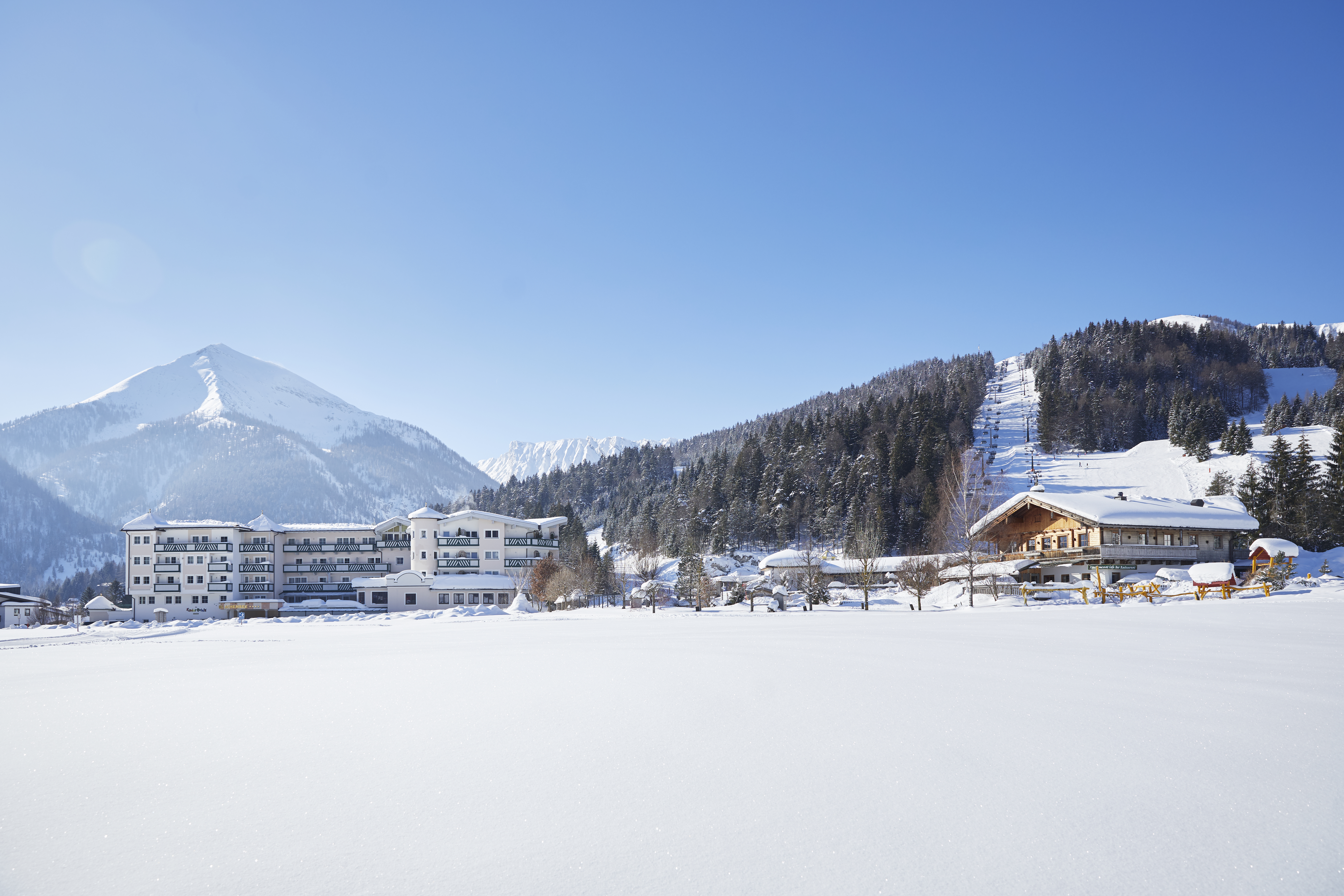 Familienhotel: Außenansicht Winter - Familienparadies Sporthotel Achensee****