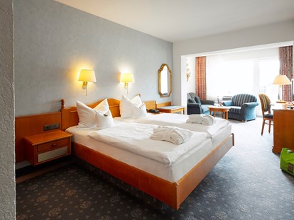 Familienhotel - Skikurs direkt beim Hotel - Deutschland - Zimmerbeispiel Deluxe-Doppelzimmer - Göbel's Landhotel