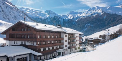 Familienhotel - Vals - Mühlbach Vals - Der Alpenhof - Außenansicht im Winter. - Hotel Alpenhof