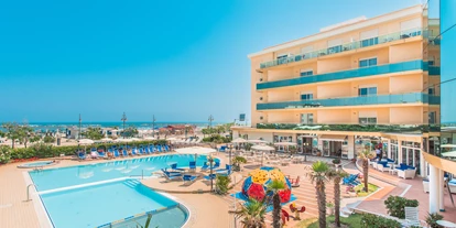 Familienhotel - Spielplatz - Das Hotel liegt direkt am Meer - Hotel Valverde & Residenza