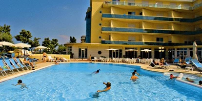 Familienhotel - Babybetreuung - Außenpool beim Hotel - Hotel Valverde & Residenza