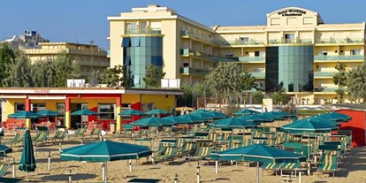 Familienhotel - Spielplatz - Der Sandstrand mit Liegen und Sonnenschirm - Hotel Valverde & Residenza