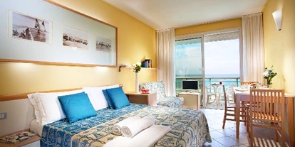 Familienhotel - Spielplatz - Zimmer mit Doppelbett und Balkon - Hotel Valverde & Residenza