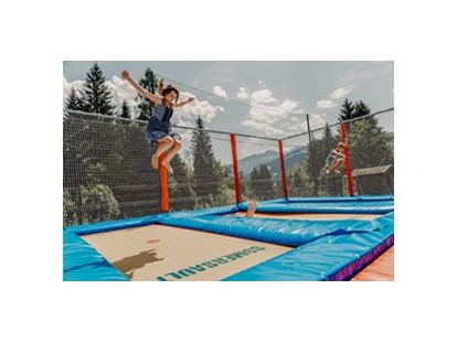 Familienhotel - Pools: Infinity Pool - Au (Großarl) - Trampolinanlage Hofgut - Hofgut Apartment & Lifestyle Resort Wagrain