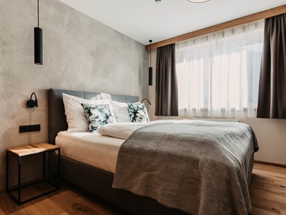 Familienhotel - Suiten mit extra Kinderzimmer - Kleinsölk - Schlafraum - Hofgut Apartment & Lifestyle Resort Wagrain