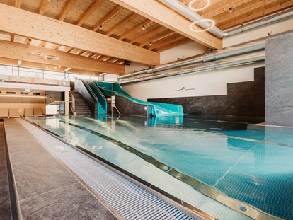 Familienhotel - Pools: Sportbecken - Straßerberg - Indoorpool mit Wasserrutsche - Hofgut Apartment & Lifestyle Resort Wagrain