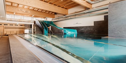 Familienhotel - Gosau - Indoorpool mit Wasserrutsche - Hofgut Apartment & Lifestyle Resort Wagrain