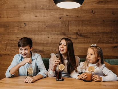 Familienhotel - Garten - Unterkremsbrücke - Kids im Restaurant - Hofgut Apartment & Lifestyle Resort Wagrain