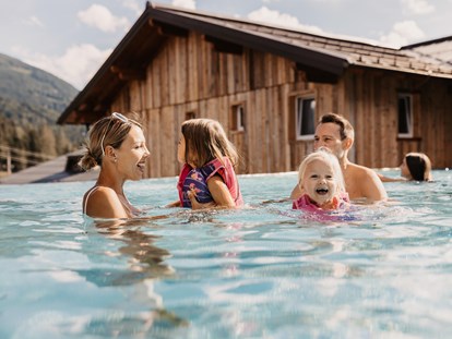 Familienhotel - Pools: Infinity Pool - Grießen (Leogang) - Hofgut Apartment & Lifestyle Resort Wagrain