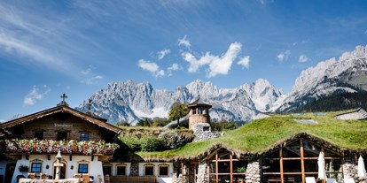 Familienhotel - Wasserrutsche - Tirol - Ausblick Kaiserwiese mit begrünten Dächern - Bio-Hotel Stanglwirt