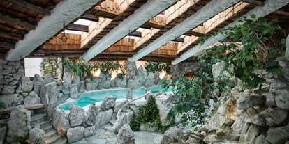 Familienhotel - Schwimmkurse im Hotel - Grießen (Leogang) - Felsen-Whirlpool - Bio-Hotel Stanglwirt