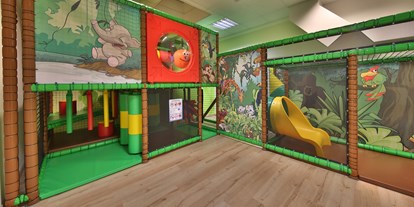 Familienhotel - Einzelzimmer mit Kinderbett - PLZ 6580 (Österreich) - Softplayanlage  - Familienhotel DreiSonnen 