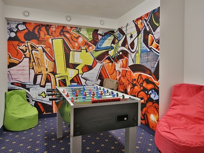 Familienhotel - Einzelzimmer mit Kinderbett - Gortipohl - Jugendraum - Familienhotel DreiSonnen 