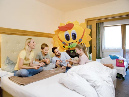Familienhotel - Einzelzimmer mit Kinderbett - Hochkrumbach - Familienzeit - Familienhotel DreiSonnen 