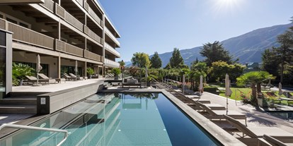 Familienhotel - Hallenbad - Marling - Solepool mit Thermalwasser 34 °C im Garten - Feldhof DolceVita Resort