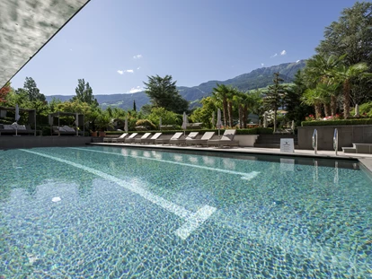 Familienhotel - Pools: Außenpool beheizt - Dimaro - Sportbecken 27 °C im Garten - Feldhof DolceVita Resort