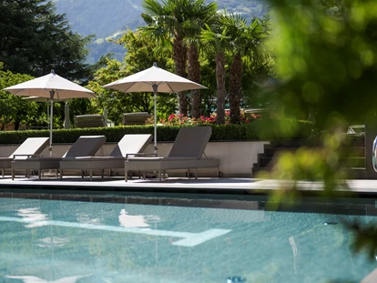 Familienhotel - Wellnessbereich - Trentino-Südtirol - Kuschelliegen im Garten - Feldhof DolceVita Resort