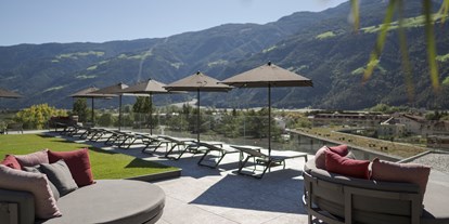 Familienhotel - Ladestation Elektroauto - Trentino-Südtirol - Sky-Sonnenterrasse im 5. Stock - Feldhof DolceVita Resort